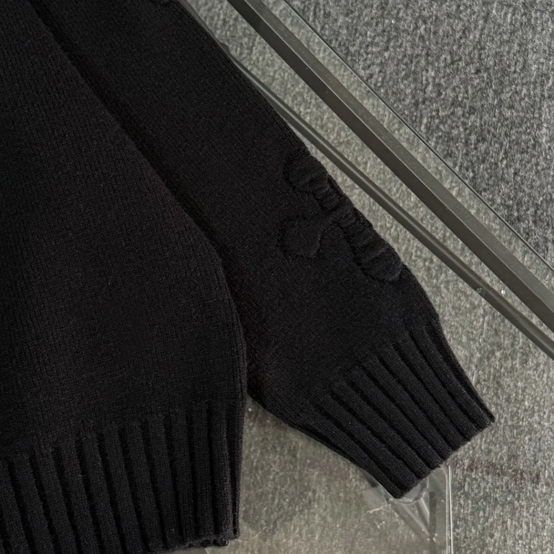 P290 Chrome Hearts 26 high-version wool knitted round-neck sweaters. High-end custom-made 500g sweater fabric. No deformation, no shrinkage, complete with three labels, same style for men and women. Process: The wool is knitted by a 7-needle imported machine. Color: 3 colors. SIZE: XS-L
